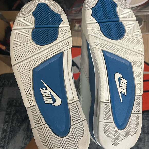 Jordan 4 - Picture 7 of 15